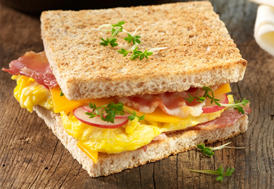 Sandwich mit Speck und Ei