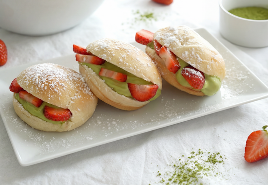 Strawberry Matcha Milchbrötchen