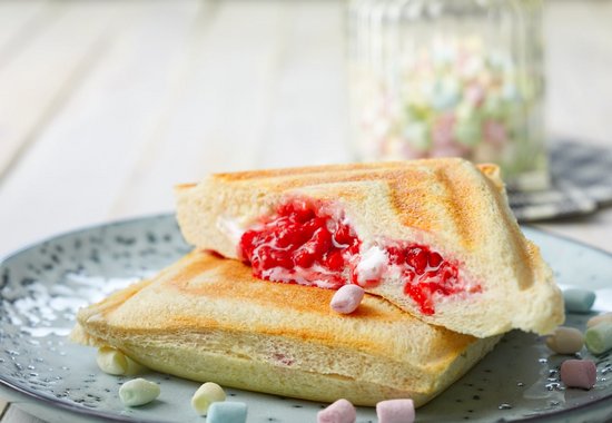 Sandwich mit Marshmallows und Himbeeren