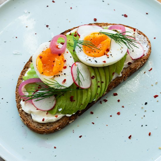 Mehrkornbrot mit Avocadoscheiben und Eiern