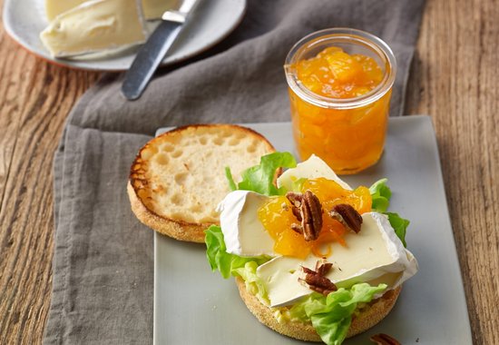 Toastbrötchen mit Brie & Orangen-Marmelade