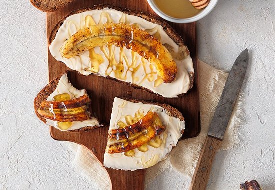 Bananen-Brot mit Kokos-Mandel-Creme