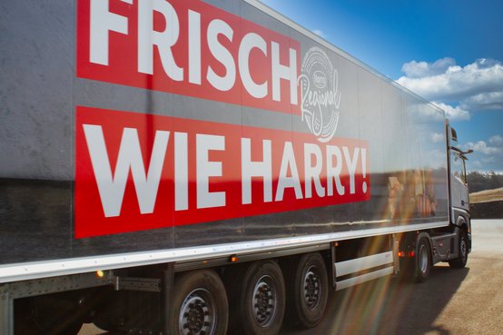Giga Liner LKW mit Aufschrift Frisch wie Harry