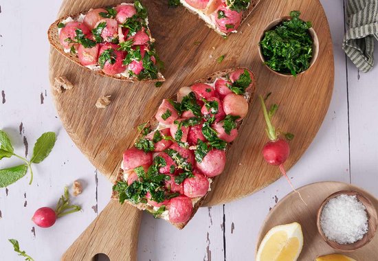 Ofen-Radieschen Brot mit Minzdressing