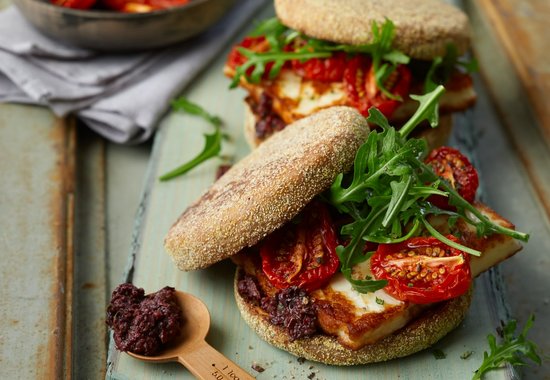 Toastbrötchen mit Grillkäse & getrockneten Tomaten