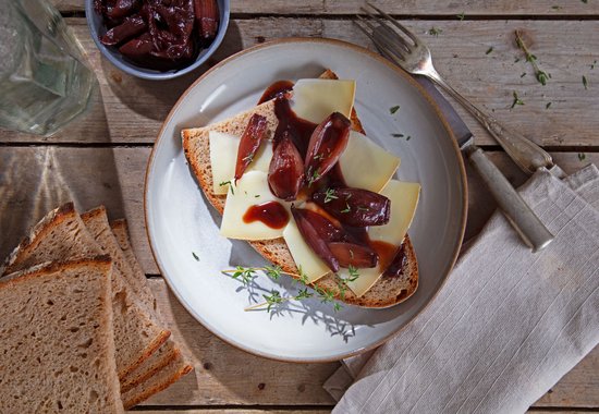 Käsebrot mit Schalotten
