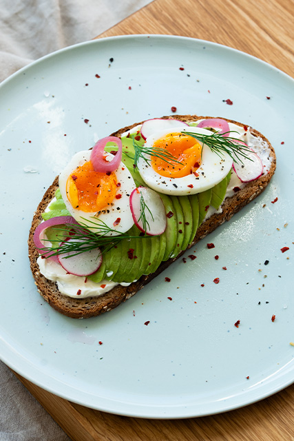 Mehrkornbrot mit Avocadoscheiben und Eiern