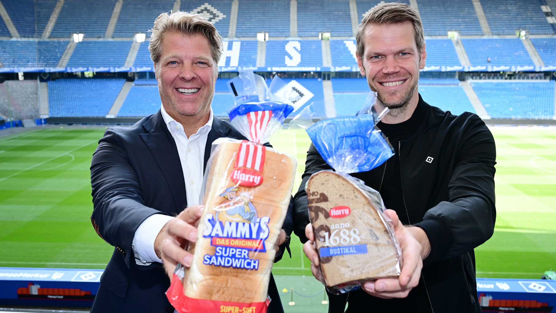Frank Kleiner (Harry Geschäftsführer Marketing und Vertrieb) und Dr. Eric Huwer (Vorstand der HSV Fußball AG) Frank Kleiner (Harry Geschäftsführer Marketing und Vertrieb) und Dr. Eric Huwer (Vorstand der HSV Fußball AG)
